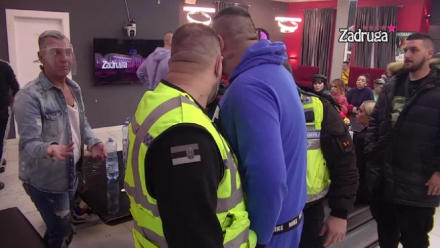 NAJŽEŠĆI OKRŠAJ CARA I MENSURA DO SADA! Orila se bela kuća, obezbeđenje moralo momentalno da reaguje! (VIDEO)