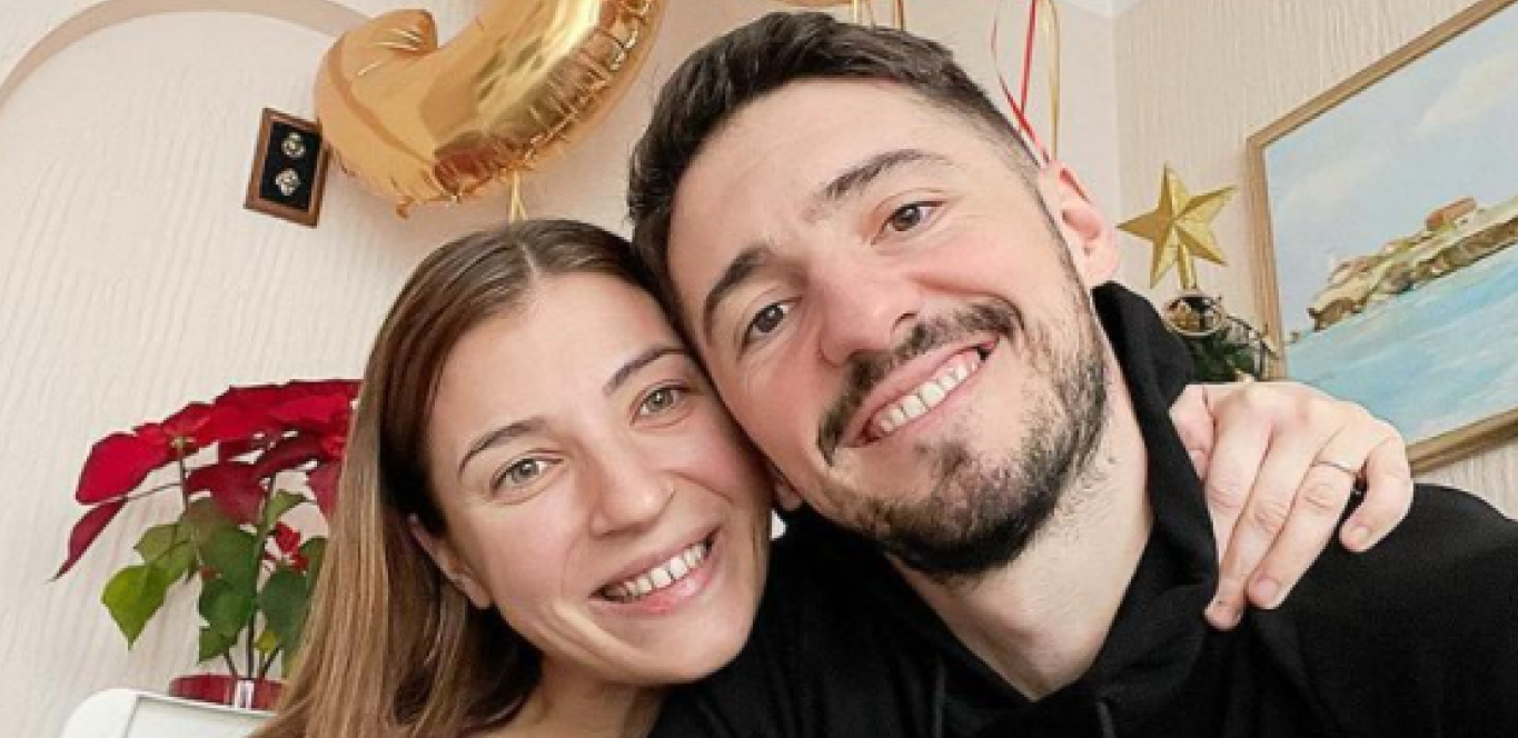 SPOJILE IH ZVEZDE GRANDA, A NAKON TRI MESECA VEZE SE VERILI! Pevač i pevačica se venčali, dobili dete, a sada podelili predivnu vest!