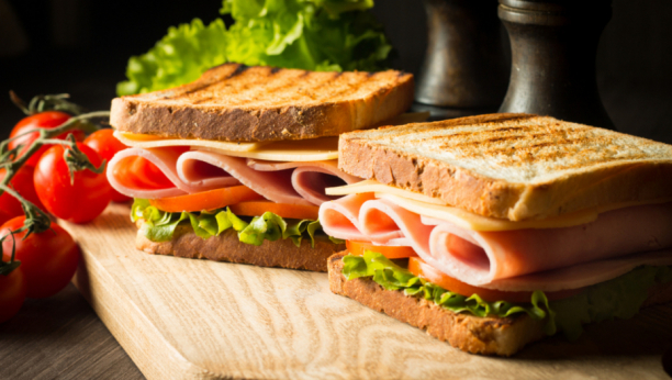 NAMIRNICA KOJU SVI U SRBIJI JEDU OSTAVLJA DUGOROČNE POSLEDICE: Najčešće se nalazi u sendvičima, veoma je opasna po zdravlje