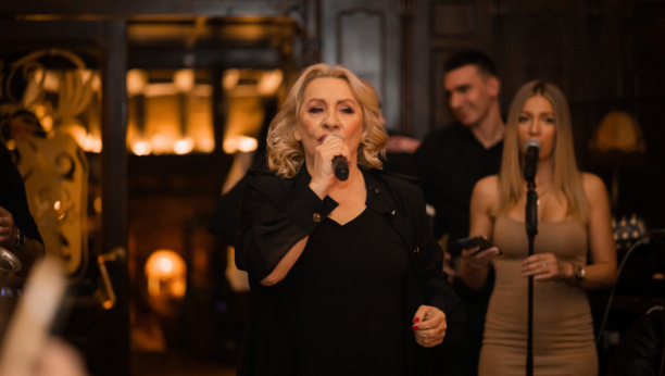 MENE SU SVUDA STARTOVALI Vesna Zmijanac progovorila o udvaranju mladih momaka: Ne postoji mesto gde mi nisu prilazili