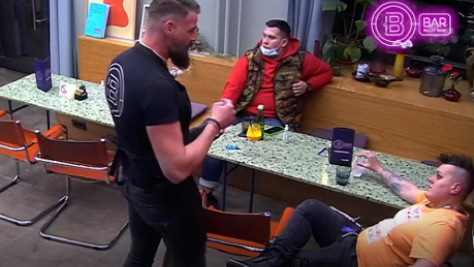 POLUDEO OTKAD JE ČUO DA NIJE MILJENIK PUBLIKE! Darko žestoko napao Sanju i zapretio joj: Ja ću ti ovo priuštiti!