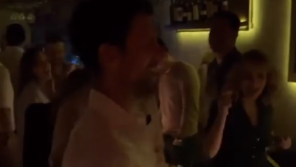 NOVAK I JELENA U NOĆNOM PROVODU U BEOGRADU! Đokovići napravili ludnicu u klubu, pa zapevali poznate hitove Cece Ražnatović i Željka Samardžića! (VIDEO)