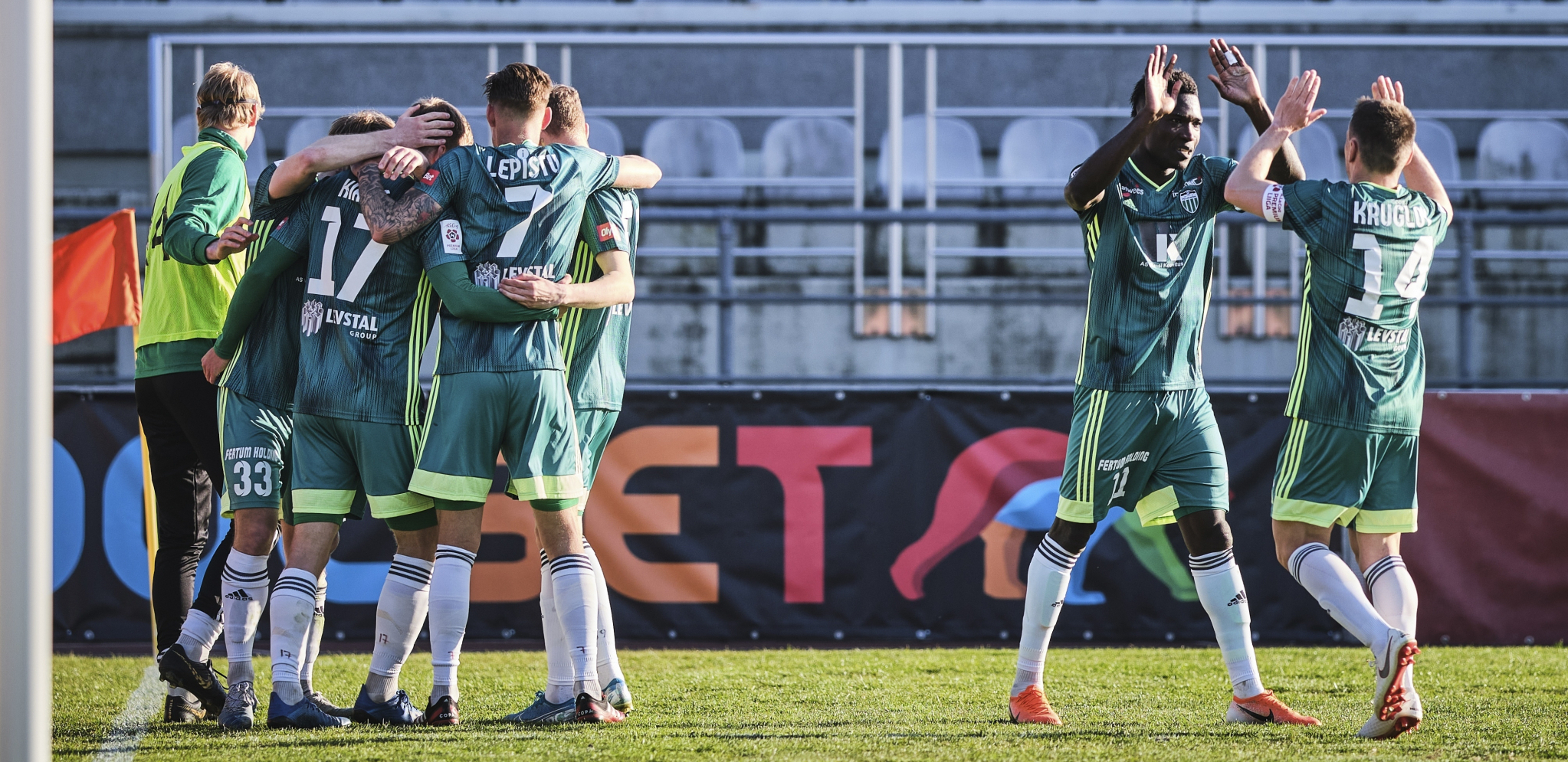 DOMINACIJA SRPSKOG TRENERA! Vodio svoj tim do trećeg trofeja protiv Partizanovog bivšeg rivala!