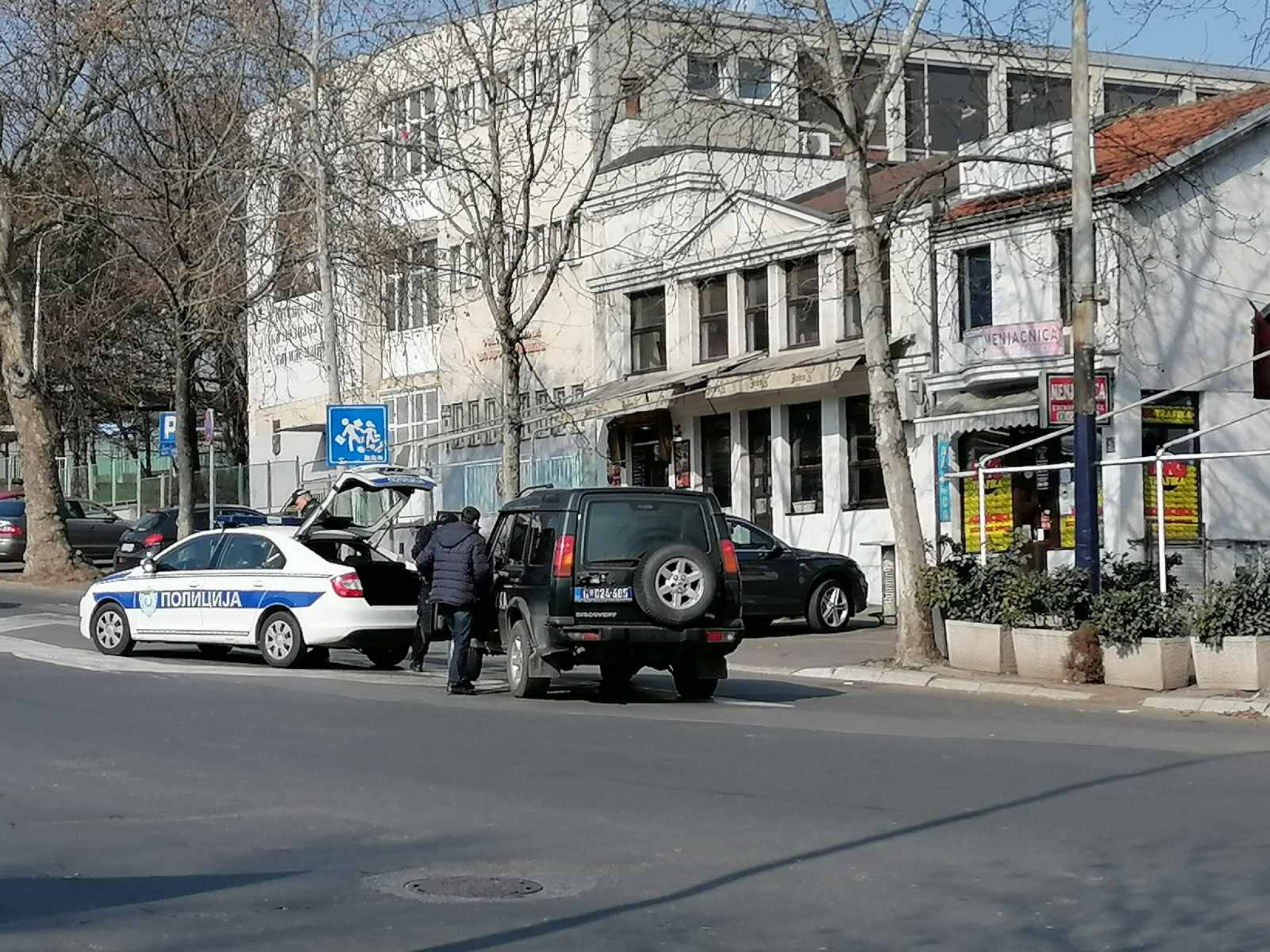 NABACIVALI SE DEVOJCI, PA PUCALI U MOMKA Više osoba povređeno širom Srbije u brutalnim uličnim obračunima vatrenim i hladnim oružjem