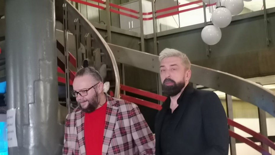 TANDEM AMIDŽIĆ KON PRED POČETAK PESME ZA EVROVIZIJU! Marko u crvenom, a Ognjen u elegantom crnom odelu!