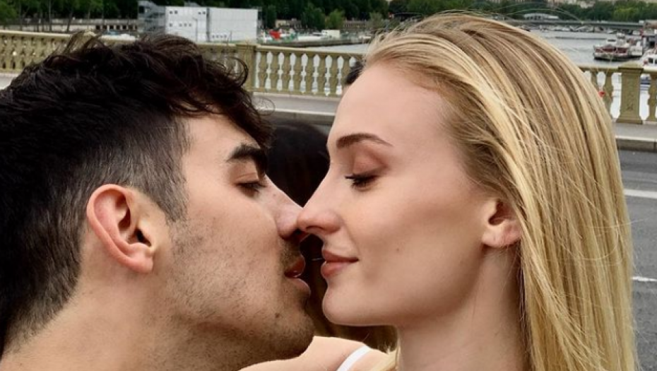 ZVEZDA SERIJE "IGRA PRESTOLA" ČEKA DRUGO DETE! Sofi uslikana u šetnji sa poznatim pevačem , stižu lepe vesti