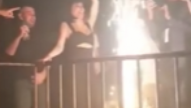 SA DEČKOM SLAVILA PORAZ U GEJ KLUBU! Sara Jo uhvaćena u ludom provodu, dočekana ovacijama i vatrometom! (VIDEO)