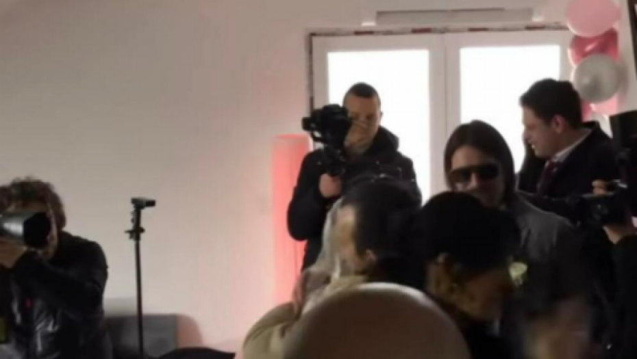 LUKAS SNAŽNO ZAGRLIO SNAJKU! Folker rasplakao sina na dan venčanja, emotivne scene dirnule sve prisutne! (FOTO)