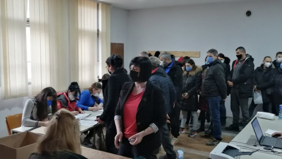 NIŠLIJE DAJU PODRŠKU VUČIĆU Pristalice SNS se masovno okupljaju, počelo prikupljanje potpisa