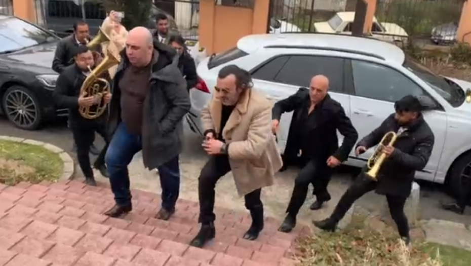 LUKAS KASNI NA CRKVENO VENČANJE SINA! Aca došao u pratnji trubača, kitio ih parama, a tu je i njegov drugi sin Andrej! (FOTO/VIDEO)