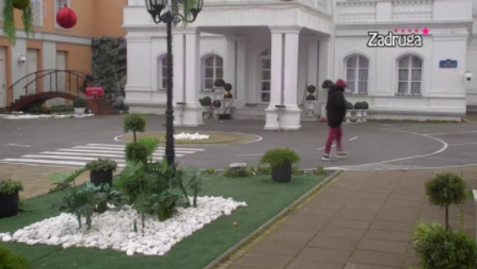 ZADRUGAR NASTAVLJA DA LOMI SVE PRED SOBOM! Obezbeđenje ne može da ga kontroliše, doživljava novi nervni slom! (FOTO)