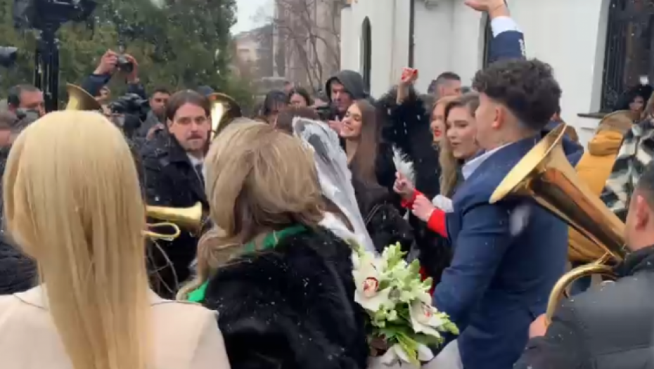 OŽENIO SE LUKASOV SIN! Lazar i Ana nikad srećniji zaigrali ispred crkve, veselje je već krenulo, a folkerova prva supruga je kolovođa! (FOTO/VIDEO)