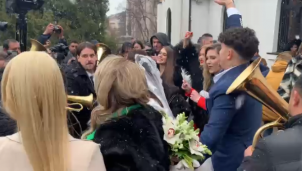 OŽENIO SE LUKASOV SIN! Lazar i Ana nikad srećniji zaigrali ispred crkve, veselje je već krenulo, a folkerova prva supruga je kolovođa! (FOTO/VIDEO)