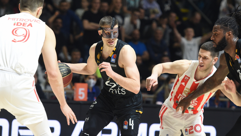 ŠOU "GROBARA" ISPRED "PIONIRA" Navijači skandirali ime heroja pobede u derbiju! (VIDEO)