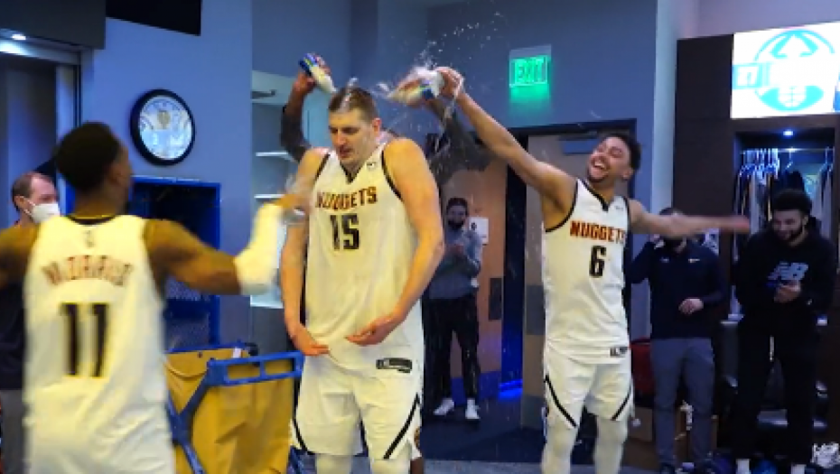 LUDNICA U SVLAČIONICI! Saigrači okupali heroja Jokića, trener imao važnu poruku!