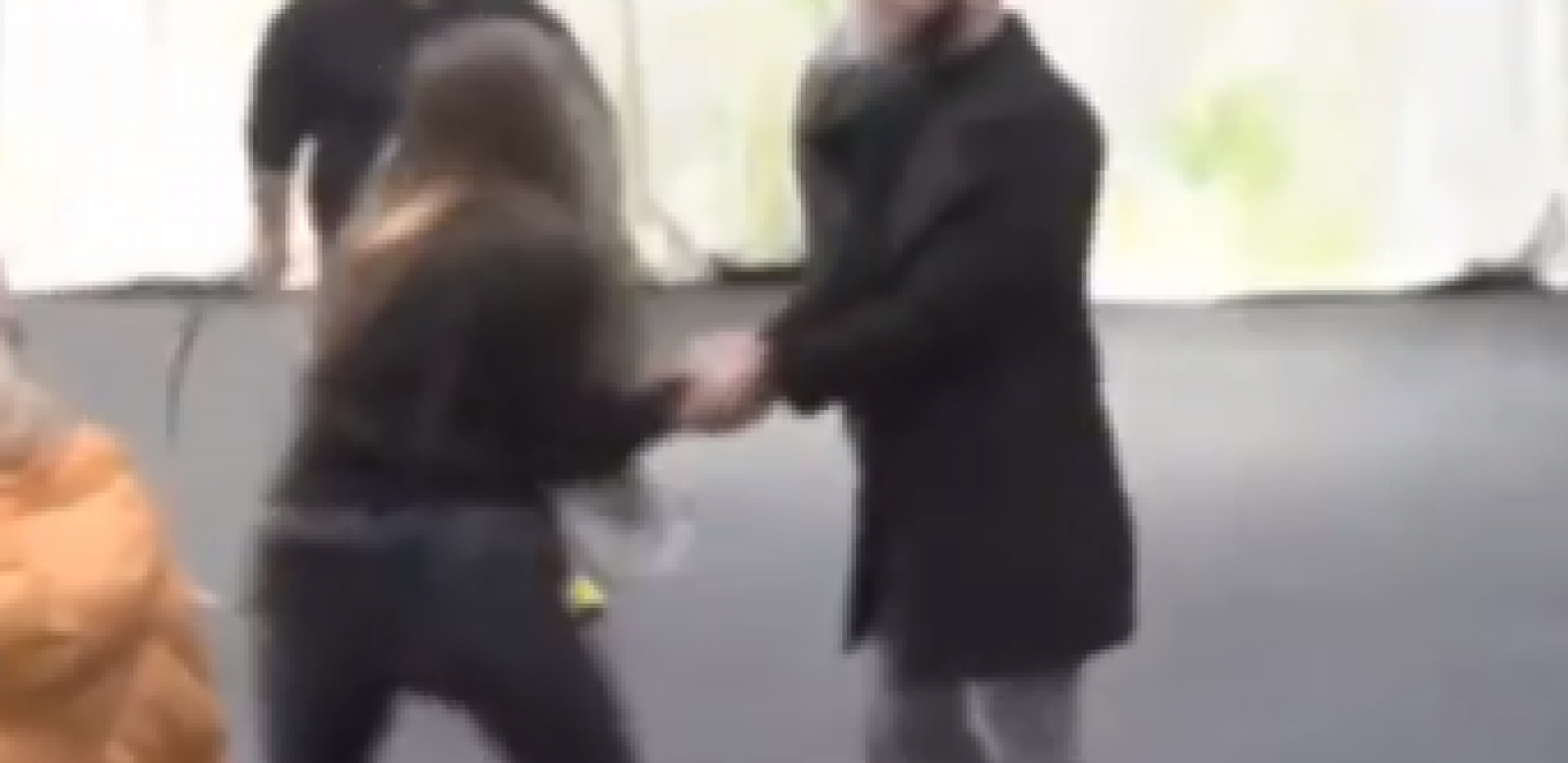 ŠALJE TAJNE PORUKE PRODUKCIJI?! Snimak kako Dalila daje papirić voditelju izazvao potpunu pometnju na mrežama! (VIDEO)