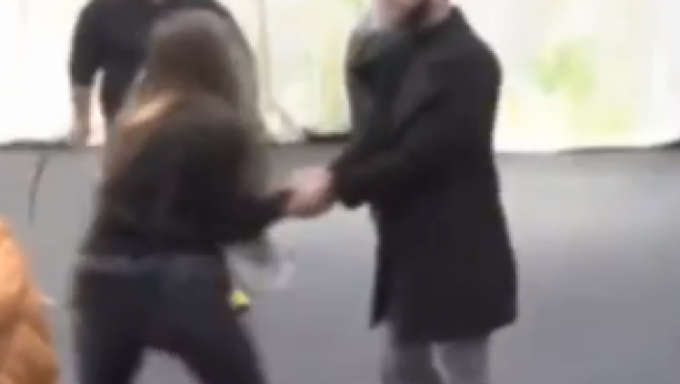 ŠALJE TAJNE PORUKE PRODUKCIJI?! Snimak kako Dalila daje papirić voditelju izazvao potpunu pometnju na mrežama! (VIDEO)