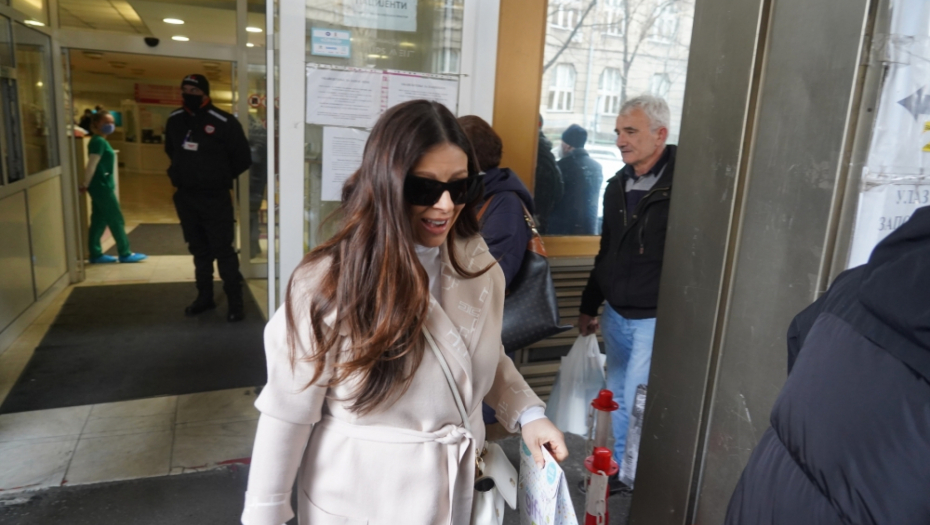 ANA SEVIĆ IZAŠLA IZ PORODILIŠTA! Pevačica sa naslednikom u naručju, otkrila ime deteta!