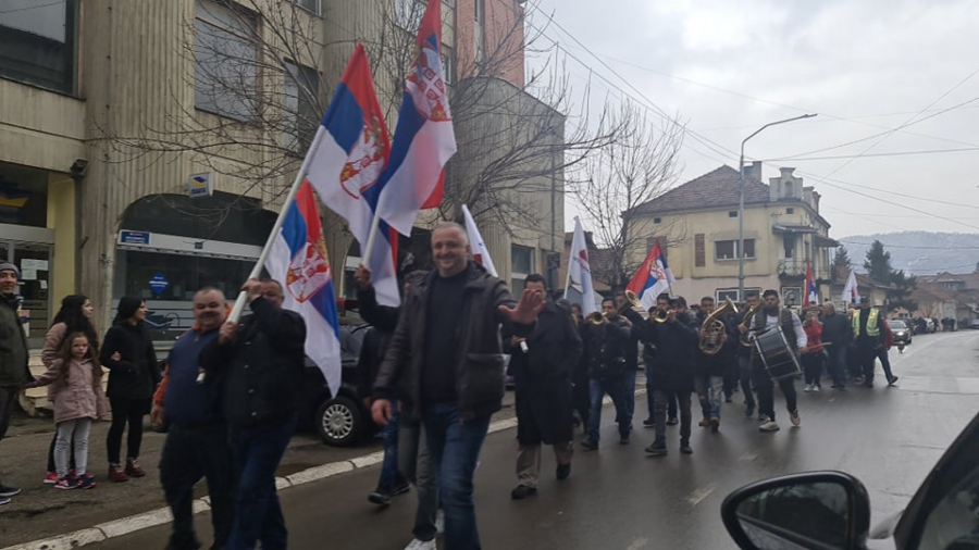 VUČIĆ POSETIO LEBANE Kolone ljudi na ulicama, pesma, zastave i trubači (FOTO/VIDEO)