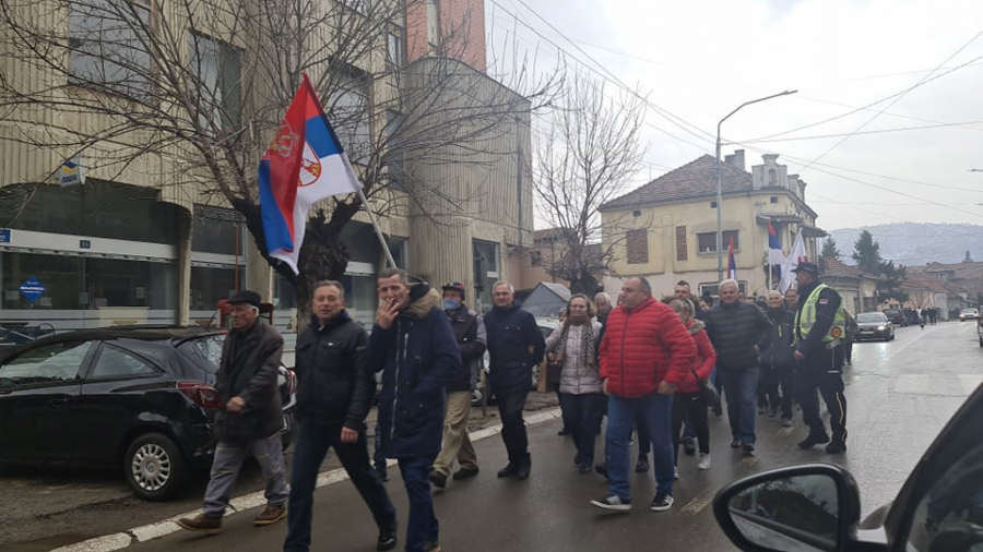 VUČIĆ POSETIO LEBANE Kolone ljudi na ulicama, pesma, zastave i trubači (FOTO/VIDEO)