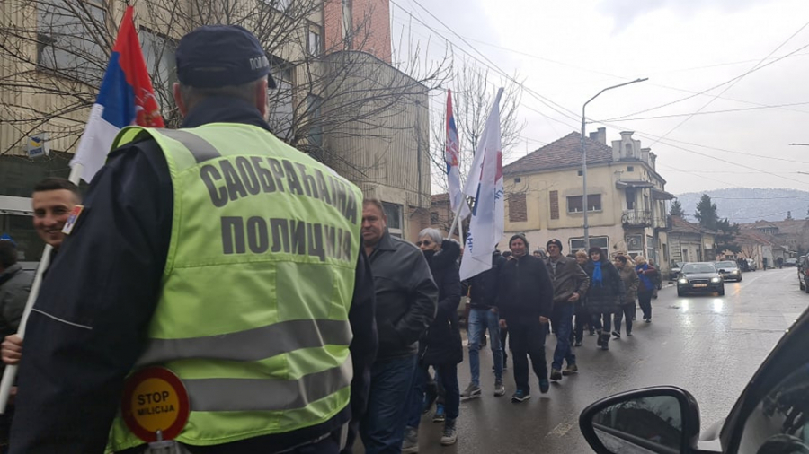 VUČIĆ POSETIO LEBANE Kolone ljudi na ulicama, pesma, zastave i trubači (FOTO/VIDEO)