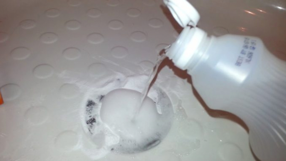 NI JEDAN MAJSTOR NEĆE VAM OTKRITI OVAJ TRIK Dva sastojka za čišćenje odvoda koštaju manje od 100 dinara