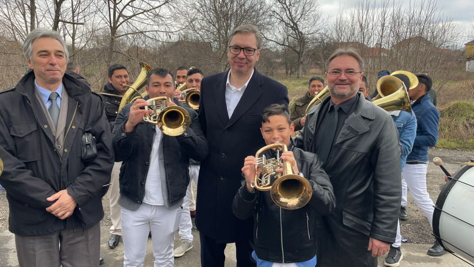 VUČIĆ SA TRUBAČIMA Predsednika Srbije oduševljeno, uz muziku, dočekali meštani Bojnika
