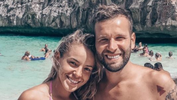 ČESTO JE DOLAZIO KUĆI PIJAN, PREVIŠE JE RAZMAŽEN! Komšije razvezale jezik o razvodu poznatog pevača, nisu štedeli ni njegovu bivšu!