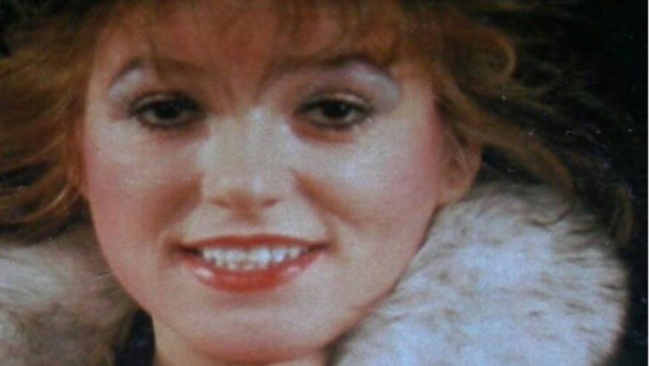 DA LI PREPOZNAJETE PEVAČICU SA SLIKE? Suprug joj nikad nije udelio kompliment da je lepa, a evo kako danas izgleda! (FOTO)