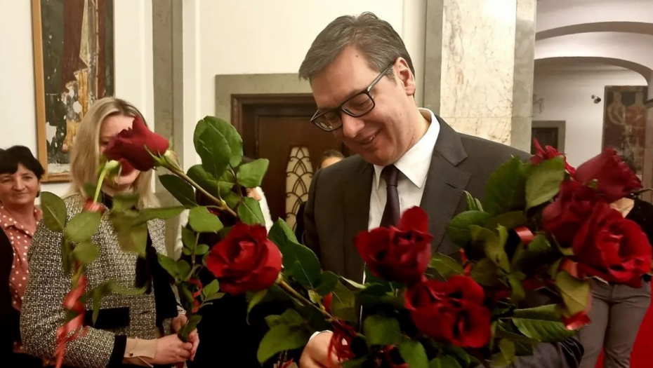 PREDSEDNIK VUČIĆ ČESTITAO DAN ŽENA Iznenadio je dame u Predsedništvu, a i nasmejao porukom: Ja, kao i svaki muški šeprtlja....