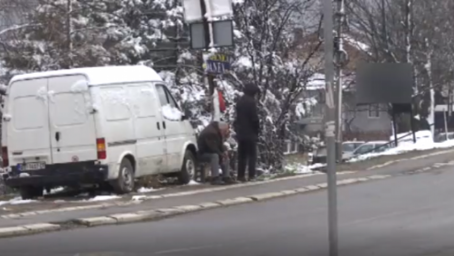 KAKO IZGLEDA ČEKANJE POSLA NA ULICI Ove ljude zovu "vukovci" i svakoga dana su na istom mestu