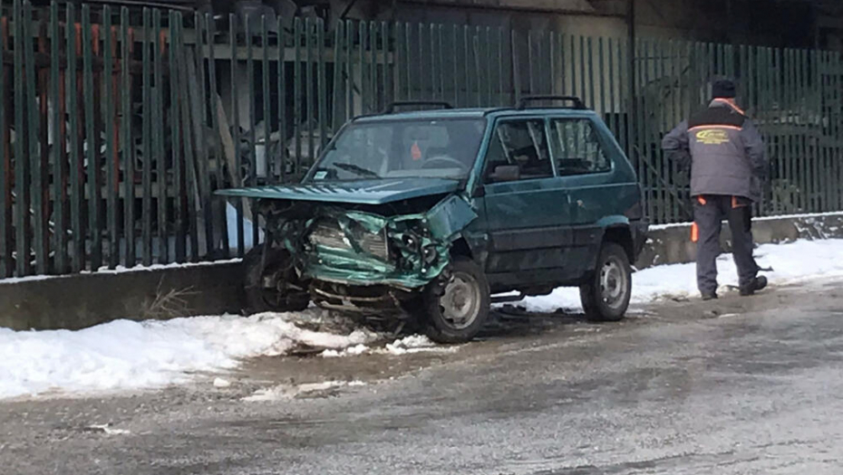 DIREKTAN SUDAR KOD ČAČKA Jedno vozilo završilo u kanalu, drugo potpuno smrskano (FOTO)