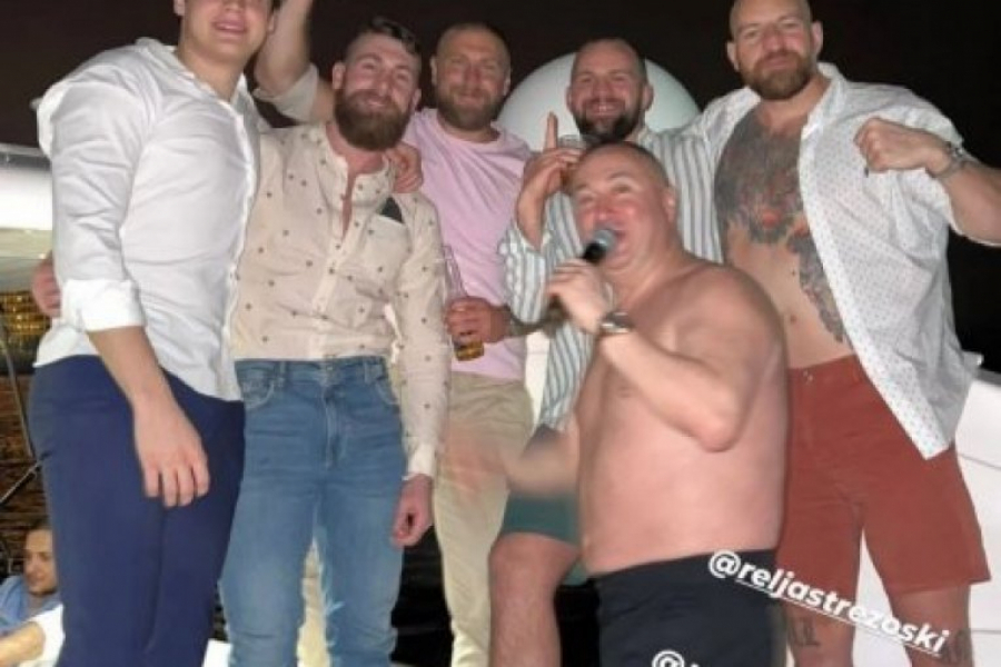 PROCURILA INTIMNA FOTKA PEVAČA! Đani polugo luduje pred gomilom ljudi! (FOTO)