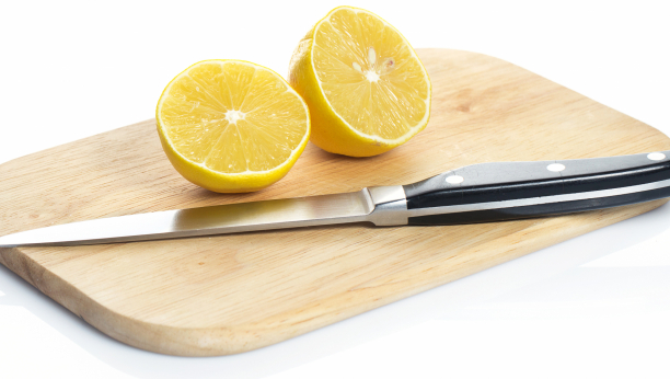 DA VAM NIKAD VIŠE NE RĐAJU NOŽEVI Mali kuhinjski trik s limunovim sokom