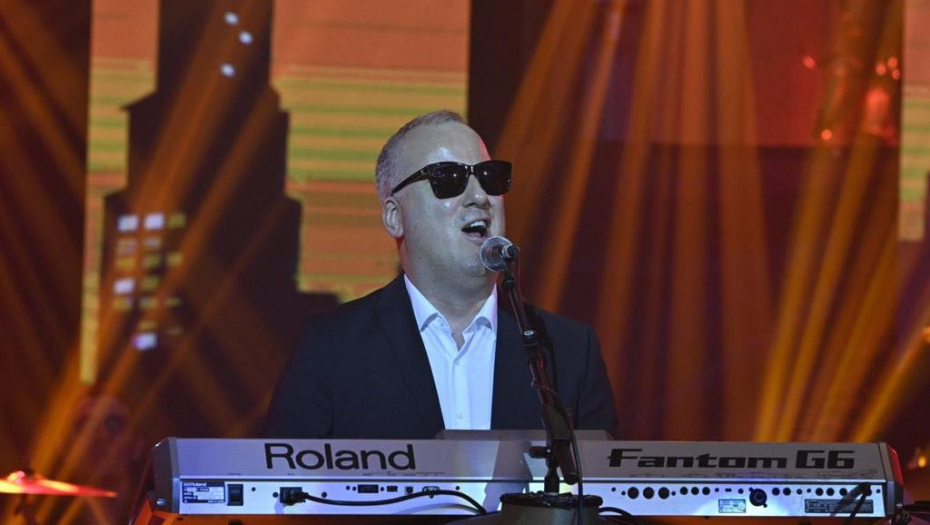 BEOGRAĐANKE UŽIVALE! Saša Matić održao spektakularan koncert u Skupštini grada! (FOTO)