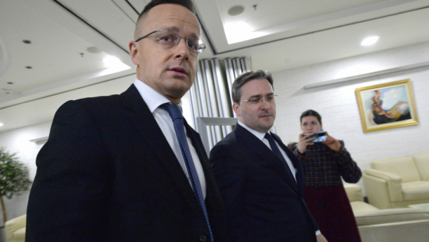 SIJARTO STIGAO U BEOGRAD Ministar spoljnih poslova Mađarske sa predsednikom Vučićem prisustvuje izgradnji nove fabrike (FOTO)