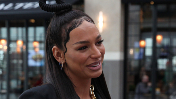 ODUŠEVILA SVE! Edita Aradinović peva na ulicama Madrida (FOTO)