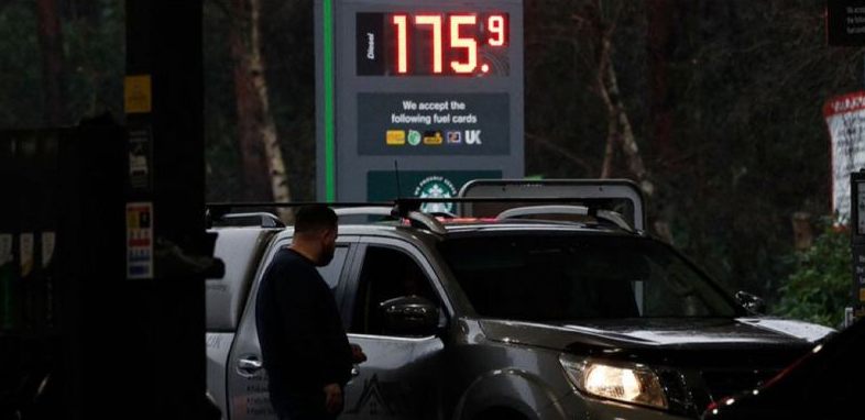 AMERIKA NA KOLENIMA Rekordan rast cene benzina - najveći u istoriji!