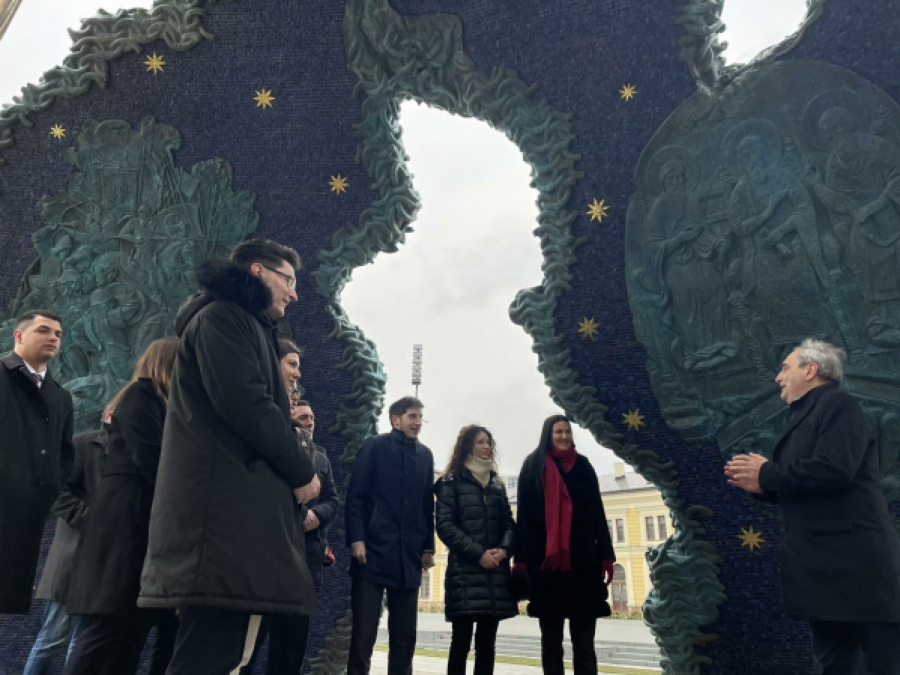 SIMBOL SRPSKE DRŽAVE I DRŽAVNOSTI Kandidati sa SNS liste poručili: Ovo je priča o nama - o Srbiji koja zna odakle je došla i kuda treba da ide (FOTO/VIDEO)