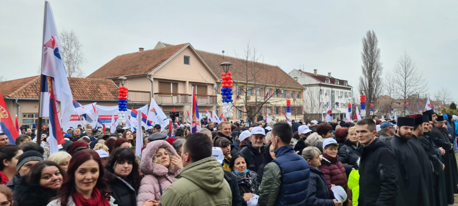 VUČIĆ POSETIO PEĆINCE Okupilo se 3.000 građana da dočeka i pozdravi predsednika Srbije (FOTO/VIDEO)