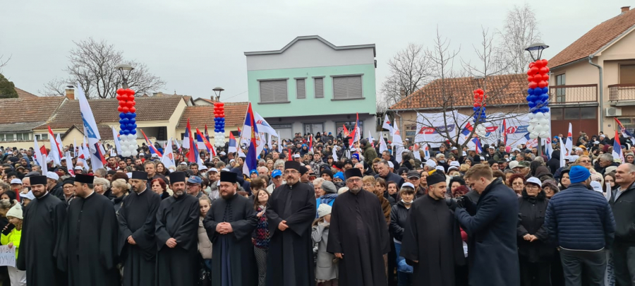 VUČIĆ POSETIO PEĆINCE Okupilo se 3.000 građana da dočeka i pozdravi predsednika Srbije (FOTO/VIDEO)