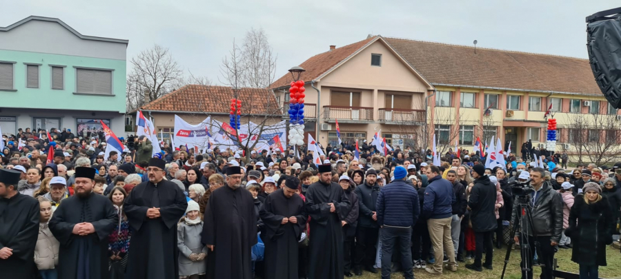 VUČIĆ POSETIO PEĆINCE Okupilo se 3.000 građana da dočeka i pozdravi predsednika Srbije (FOTO/VIDEO)