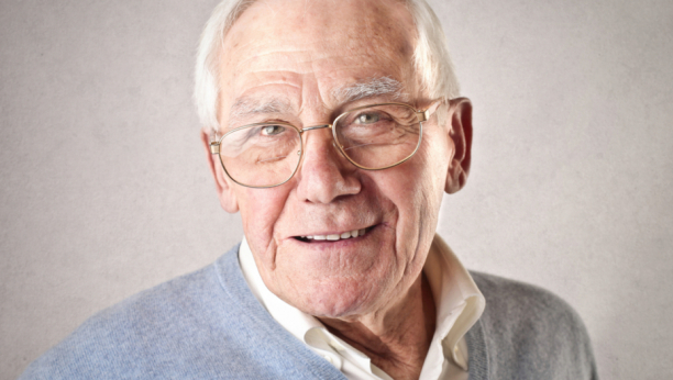 DEKA (79) JE GODINAMA BOLOVAO OD UŽASNE MIGRENE Nikada nećete pogoditi šta ga je spasilo!