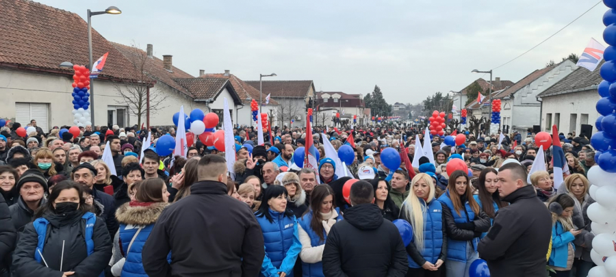 VUČIĆ DOČEKAN U STARIM BANOVCIMA Građani se okupili u velikom broju i pozdravili predsednika Srbije (FOTO/VIDEO)