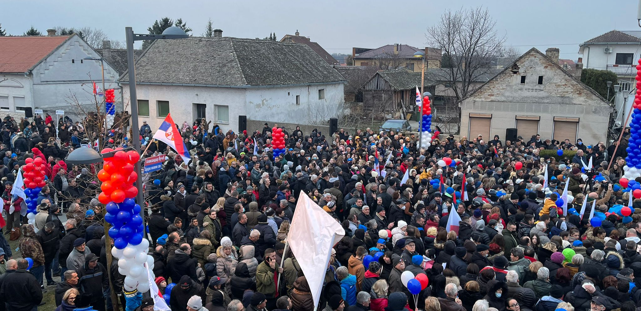 VUČIĆ DOČEKAN U STARIM BANOVCIMA Građani se okupili u velikom broju i pozdravili predsednika Srbije (FOTO/VIDEO)