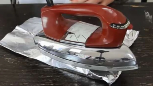 TRIK SA ALUMINIJUMSKOM FOLIJOM ODUŠEVIO DOMAĆICE Kada zagrejanu peglu stavite preko nje, dobićete improvizovani toster (VIDEO)