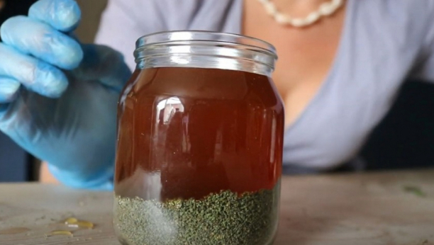 JEDNA KAŠIKA OVOG PREPARATA DNEVNO POPRAVLJA KRVNU SLIKU: Napravite prirodnu bombu od dva sastojka i povećajte nivo gvožđa