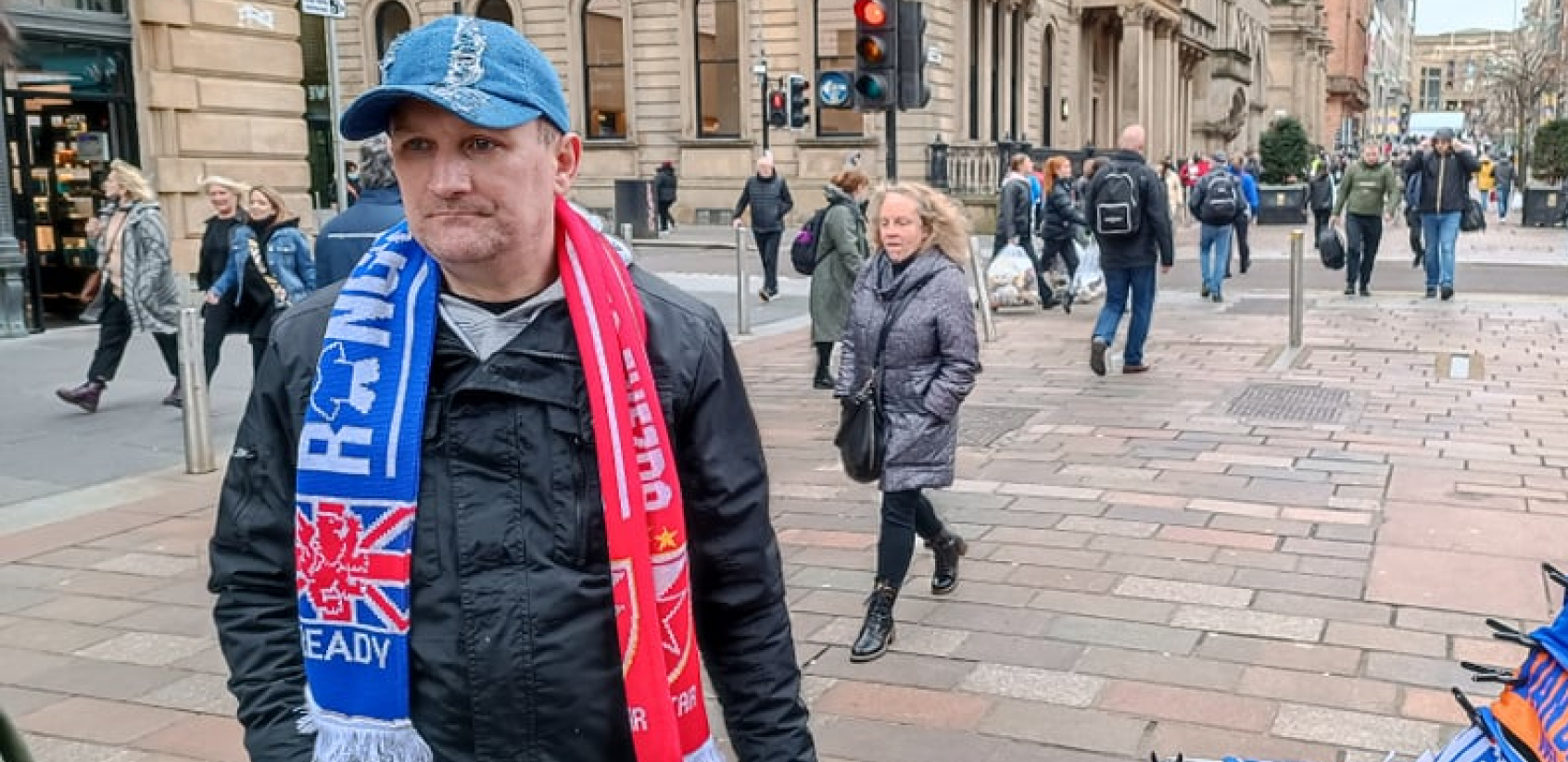 ZVEZDINU ISTORIJU NE POZNAJE, ALI JEDNOG SRBINA DOBRO ZNA! Navijač Seltika prodaje Rendžersove dresove, a ovaj sportista mu je sinonim za Srbiju! (VIDEO)