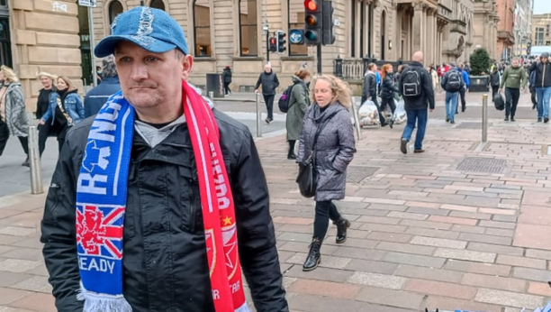 ZVEZDINU ISTORIJU NE POZNAJE, ALI JEDNOG SRBINA DOBRO ZNA! Navijač Seltika prodaje Rendžersove dresove, a ovaj sportista mu je sinonim za Srbiju! (VIDEO)