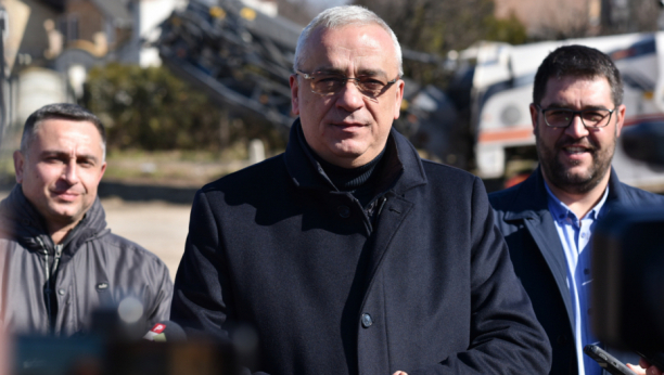 UREĐUJE SE SUBOTICA Gradonačelnik Bakić obišao radove na izgradnji kolovoza u ulici Sivački put